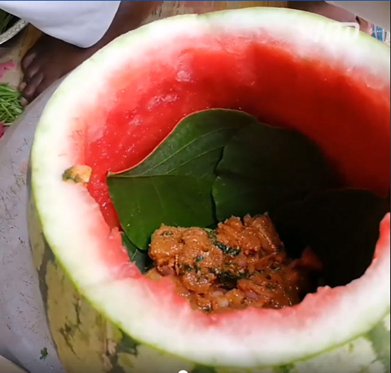 Nhìn người dân bỏ thịt gà trong quả dưa hấu rồi nướng, ai cũng nhăn mặt nhưng không ngờ đây là món ăn cực ngon của một nước châu Á